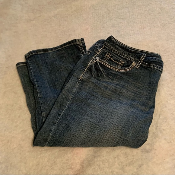 Maurice’s Capris distressed blue size 14, pockets with tan/white stitching. - Picture 8 of 14
